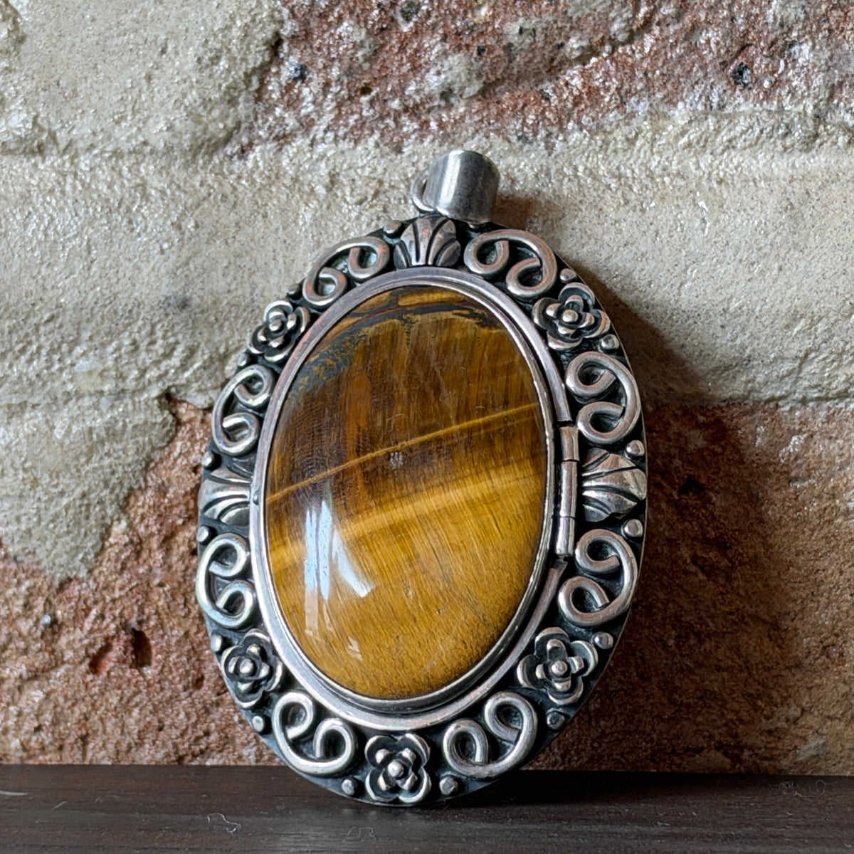 Los Ballesteros locket