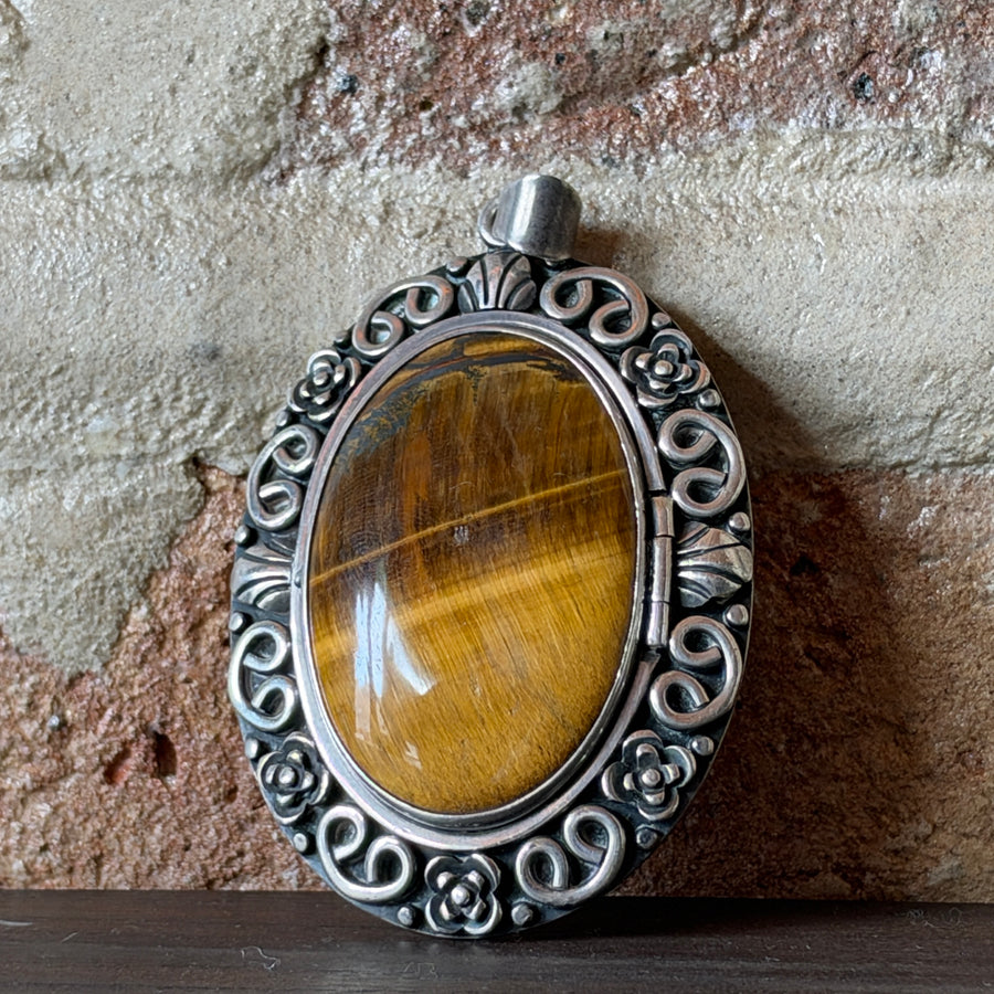 Los Ballesteros locket