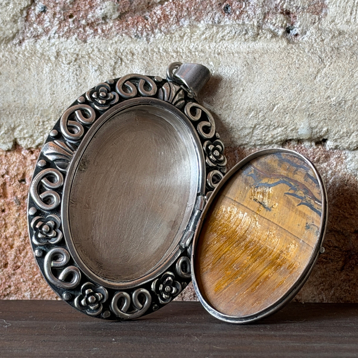 Los Ballesteros locket